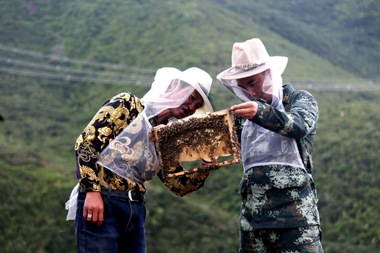 央视聚焦！从“山里娃”到军官，他吃“百家饭”长大、高考文科状元，如今荣立一等功！