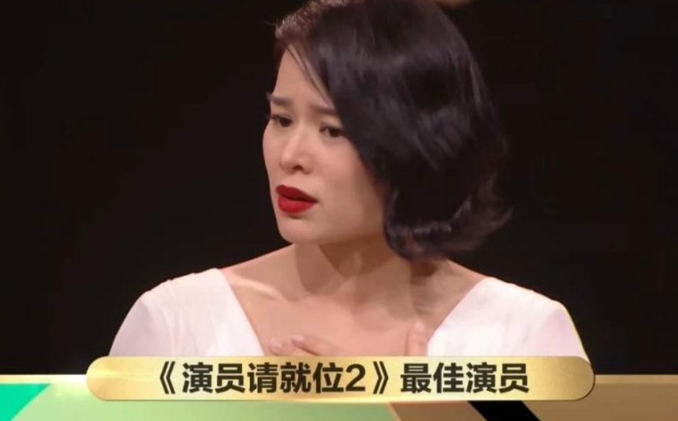 41岁胡杏儿穿吊带炫身材，光脚丫站海水中，裙子开叉秀一侧大长腿