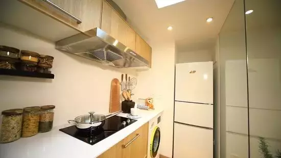 公婆、亲妈、夫妻俩住同一家，纸板隔成3间房，窄小难转身，隐私成谜