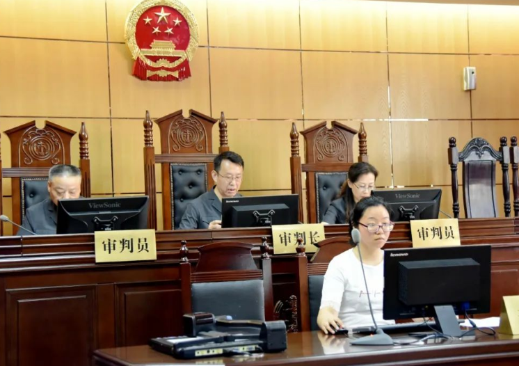 同样是法学生，选择律师事务所和公务员，10年后的差距一目了然