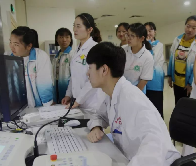 大三学生实习期体检，医生要求“脱衣服”做胸透，家长怒而报警