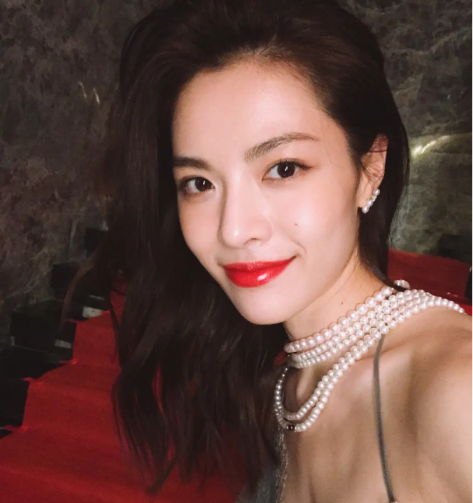 8位当红“妆感美人”，每一位都离不开化妆品，素颜与路人无差