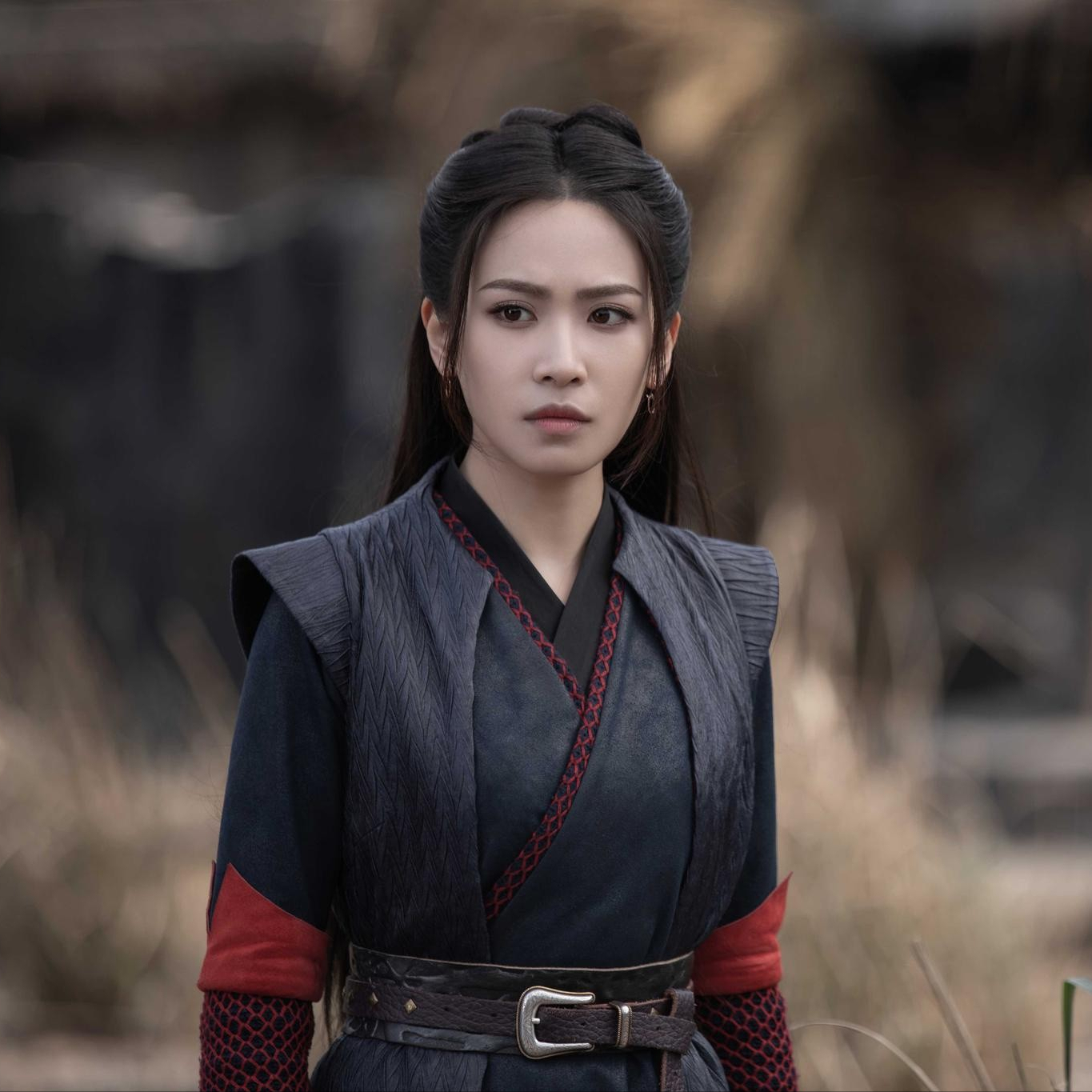 生活中长发飘飘的刘美彤《庆余年》中雌雄莫辩的战豆