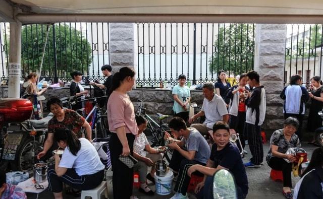 “家长送饭”成高中门口风景线，网友担心养成巨婴，家长回怼质疑