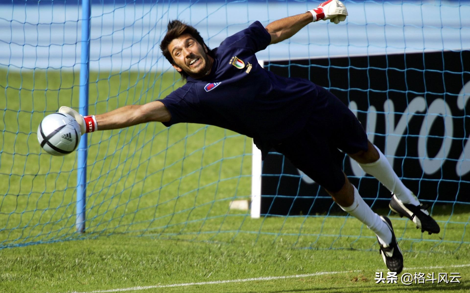 诺伊尔中场看球莱曼去场外撒尿当门将无聊的时候