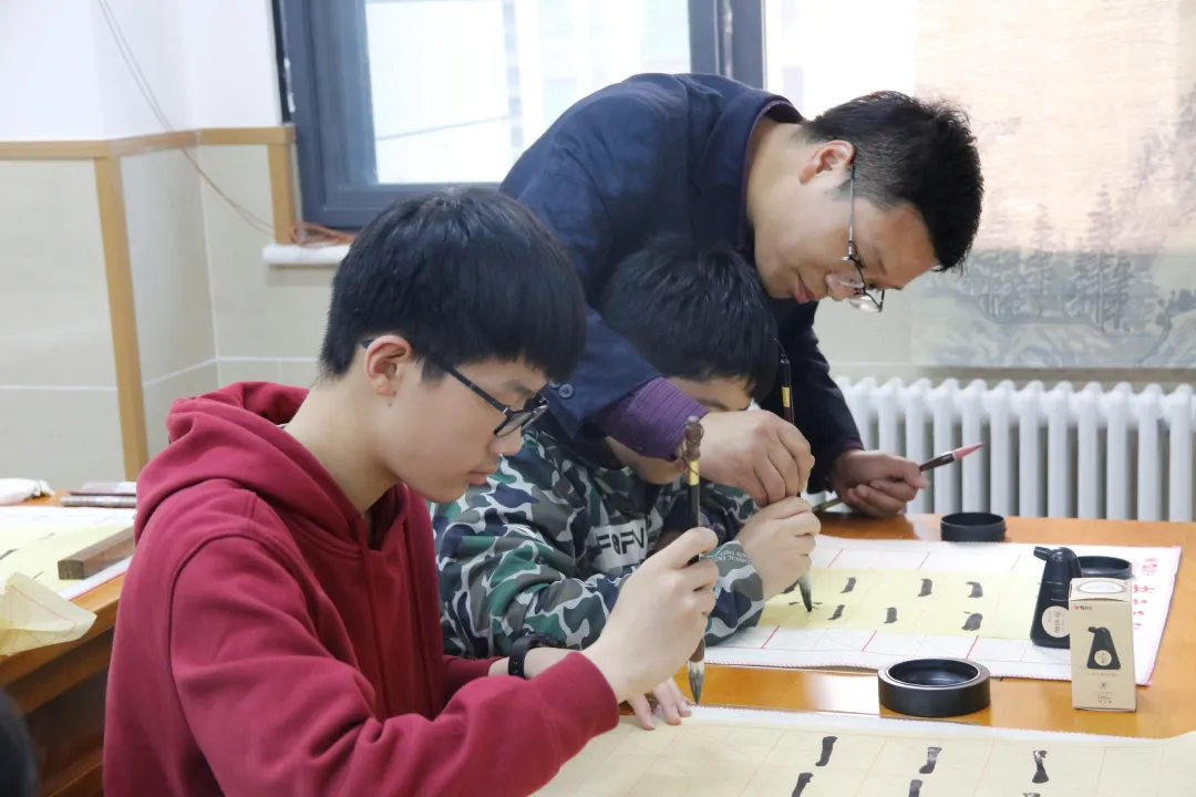 鄭州中學(xué)初中部校本課程開設(shè)側(cè)記(圖2) 鄭州中學(xué)初中部校本課程開設(shè)側(cè)記(圖2)