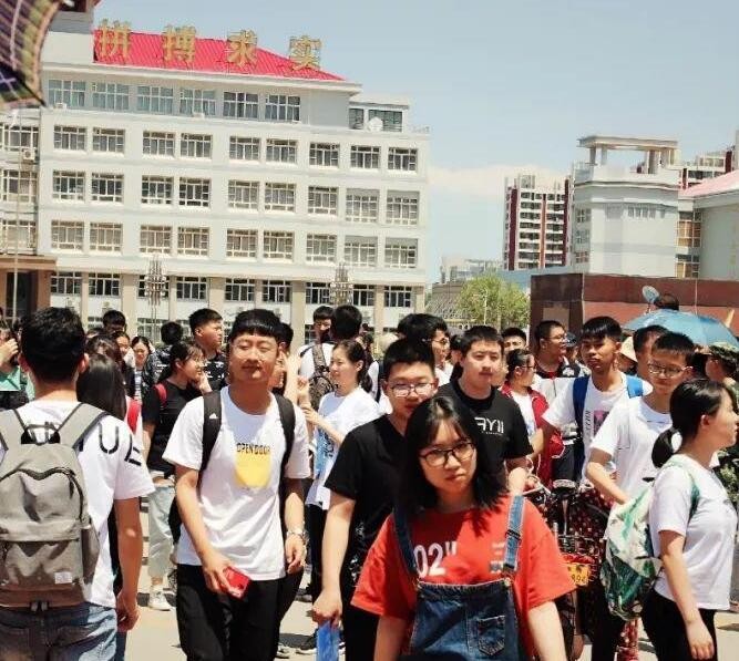 他高考以674分考上清华，采访中痛哭，父亲每天挑200担沙供他念书