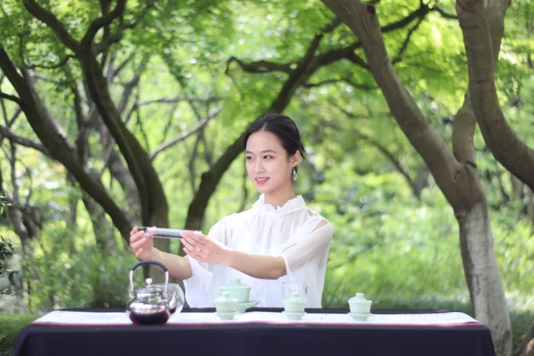 2020年中华茶奥会形象代言人是位浙大姑娘：一位漂亮的实力派！
