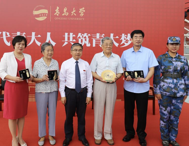 长大后我就成了你！青岛大学举行2020级开学典礼，祖孙三代接续青大情缘