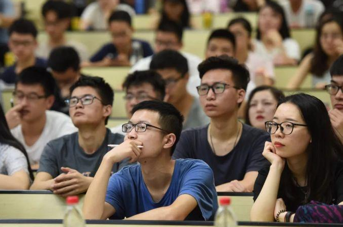 大学“随机”点名的方式走红，方式新颖效果明显，课堂气氛更活跃