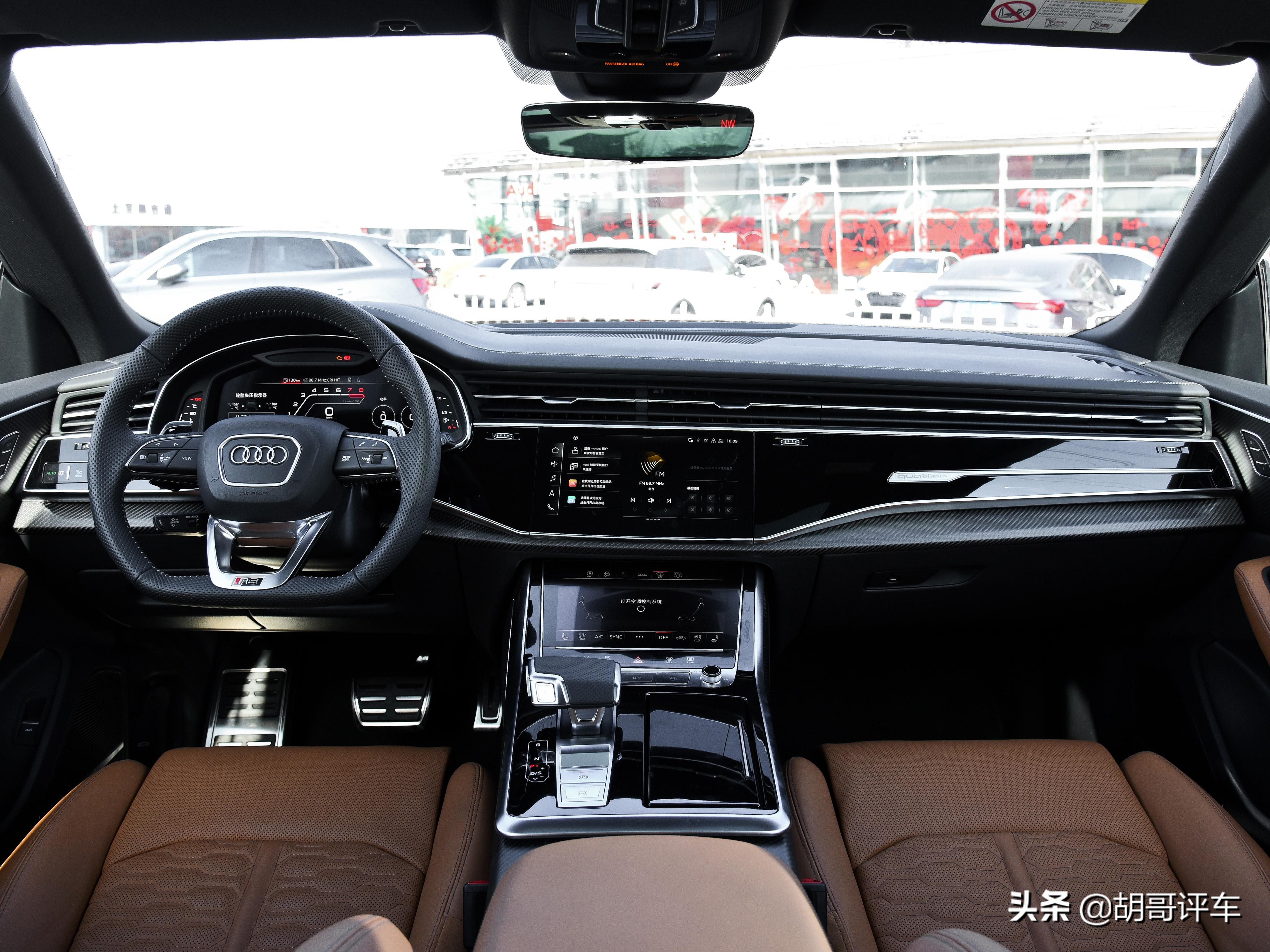 进口的V8大排量SUV，价格将近200万，实拍奥迪RS Q8