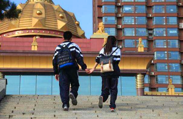 14女生与男朋友开房，“偷尝禁果”后怀孕，妈妈被气得手发抖