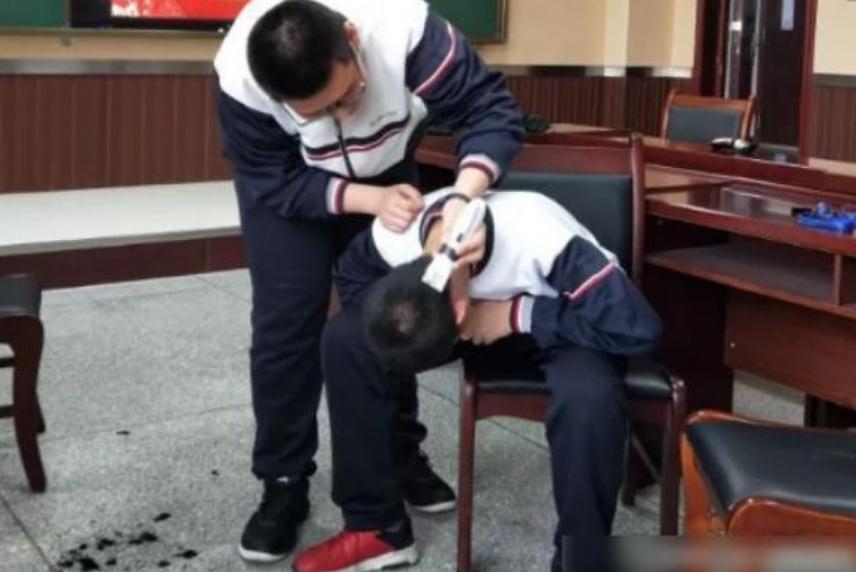 初中生“发型标准”公开，头发长度精确到厘米，学生表示难以接受