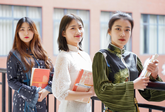 女大学生“怀孕”现象频发，大三学姐说出缘由，学生别不当回事