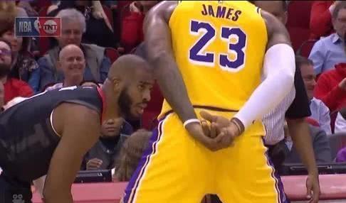 为什么nba球不能出界(为了进攻观赏性，这些年NBA修改8项规则，如今还能看到4步上篮？)