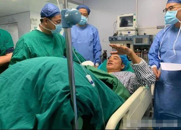 刘德华背后的男人：一脱爆红却不下流，64岁被捅不追究还不要赔偿