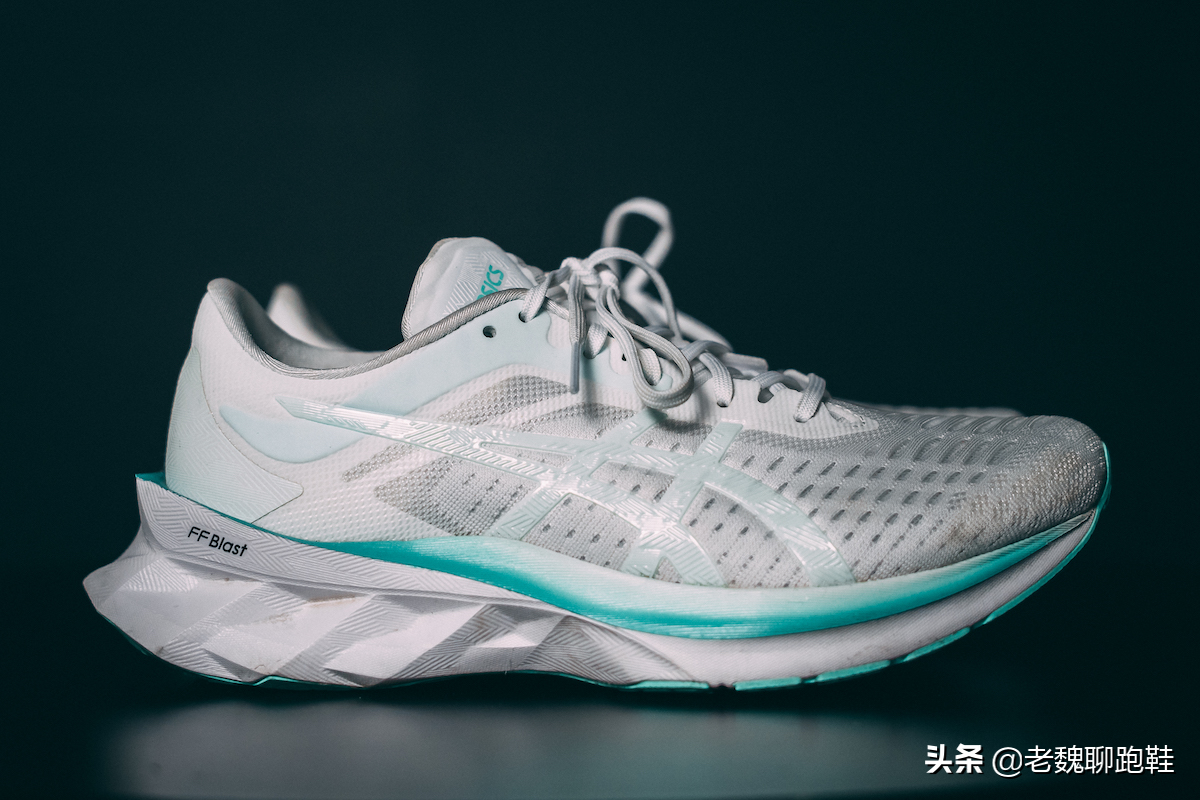 厚积薄发！亚瑟士终于推出全新科技，软弹脚感对标boost