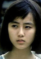 在这部1988年的老电影中，袁洁莹演女学生，林正英演警察