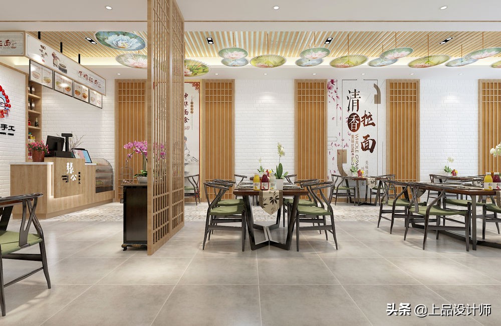 他租了240㎡的旧房子，装修成新中式风格的面馆，别有一番趣味