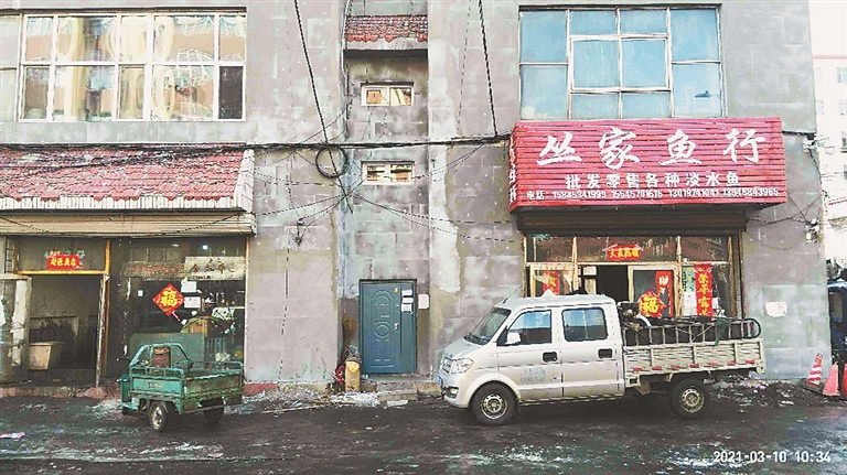 居民楼里有三个大鱼池，都10年了！这房子咋住？