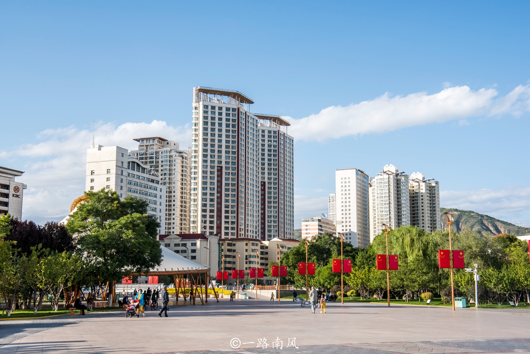 西宁中心广场，原以为周边落后普通，没想到高楼林立像“小上海”