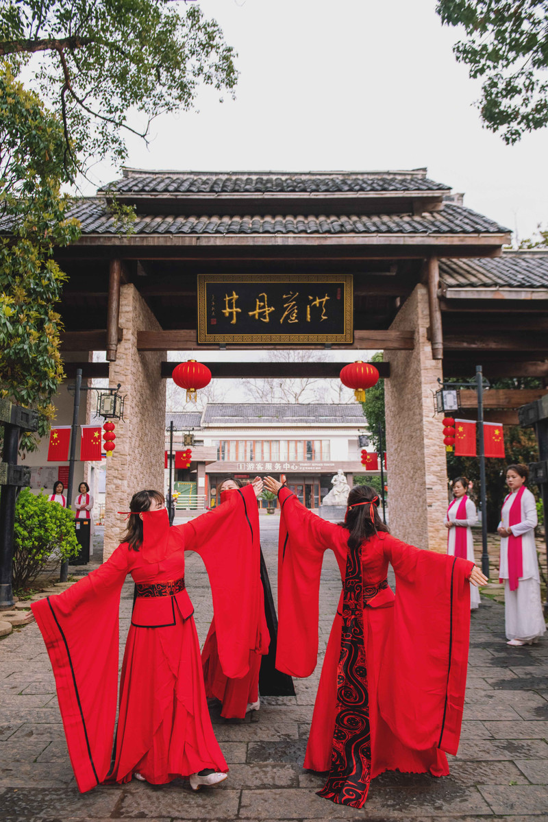 南昌哪里能晚上看足球比赛(烟雨三月湾里，尽享运动养生之旅)