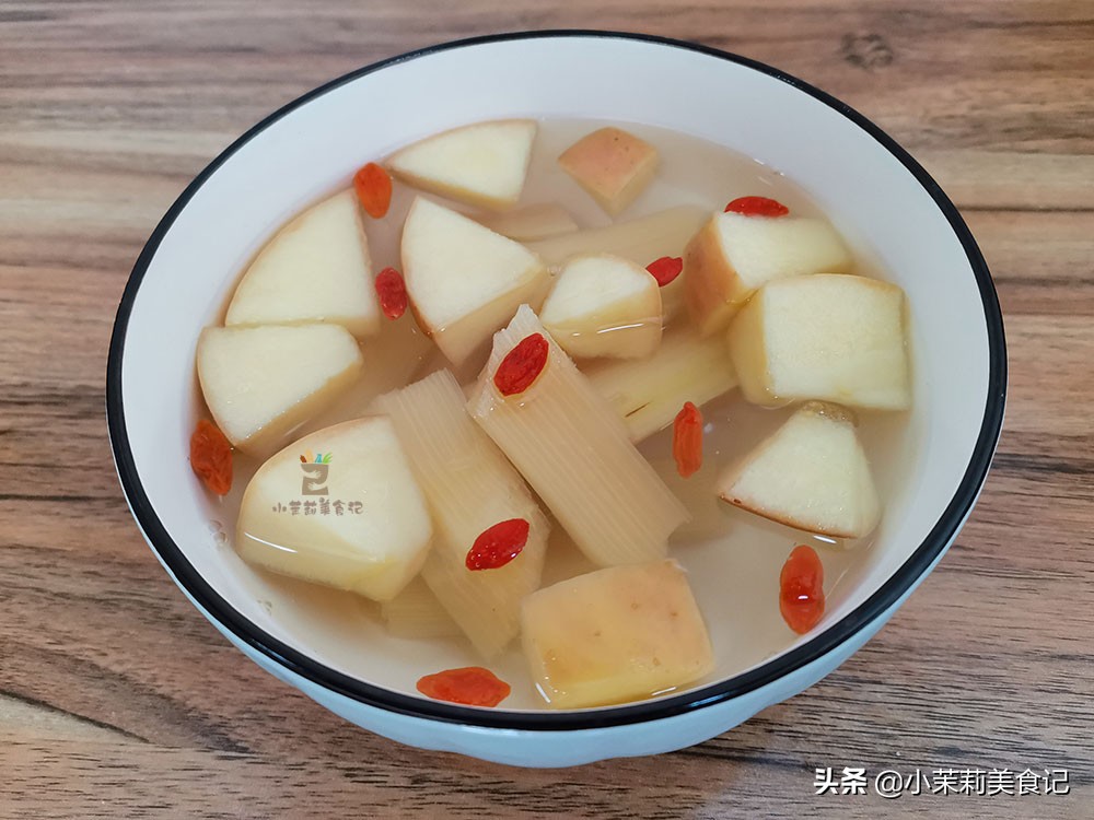 它是“补血果”，铁含量高，与苹果绝配，女性春季要常喝，好处多
