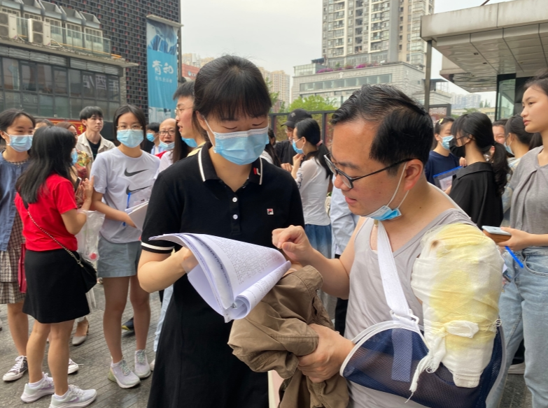 高考300分，意外被10所大学录取，以为是惊喜却被野鸡大学骗了