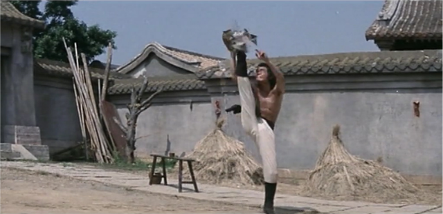 1977年,两大腿王拍了《鹰爪铁布衫》:捏碎鸡蛋的画面记忆至今