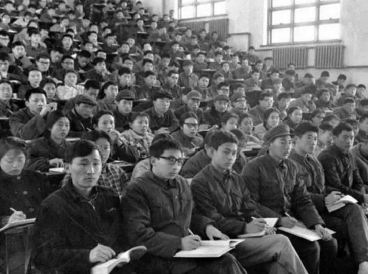 44年前“高考试卷”曝光，那年的状元语文差1分满分，太简单了