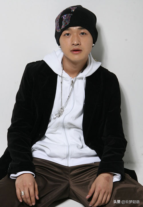 屈楚萧真是太变态了!关笼子舔马桶抽鞭子,这是人做的事情吗?