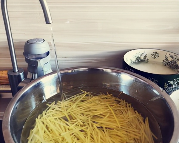 土豆丝怎么炒好吃又简单？家常土豆丝的做法，土豆丝清脆又爽口