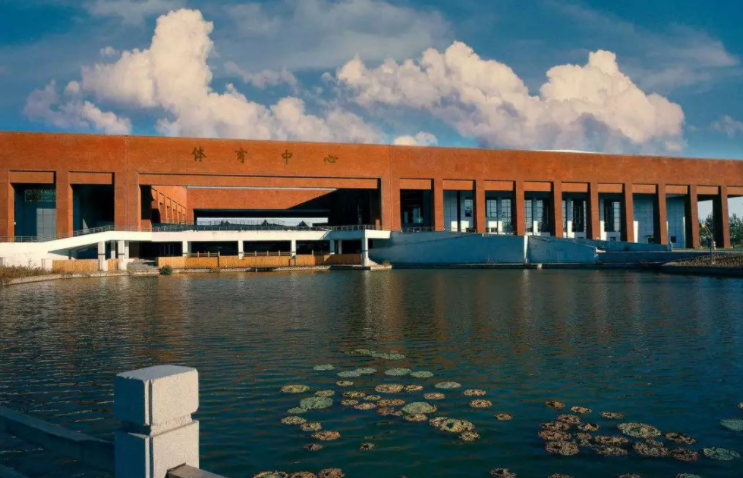 这所大学名气不大，但有很多的“阔亲戚”，毕业生就业很有优势