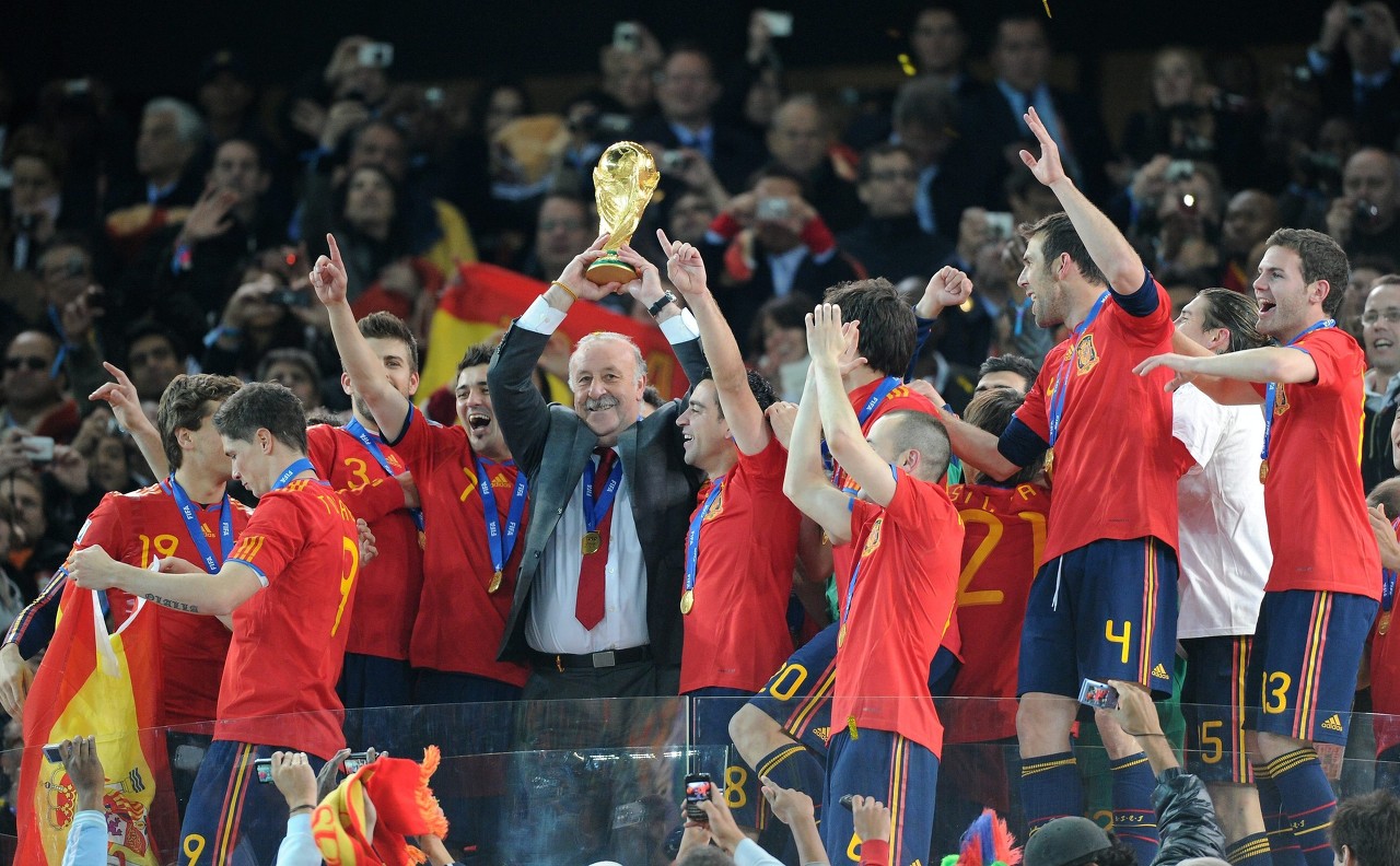 南非世界杯西班牙第几次捧起大力神杯(足球魅力-回顾西班牙斗牛士2010年首次捧起了大力神杯)