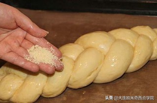 从业十年的面包师告诉你，在家怎么做香香甜甜的酥粒奶油面包