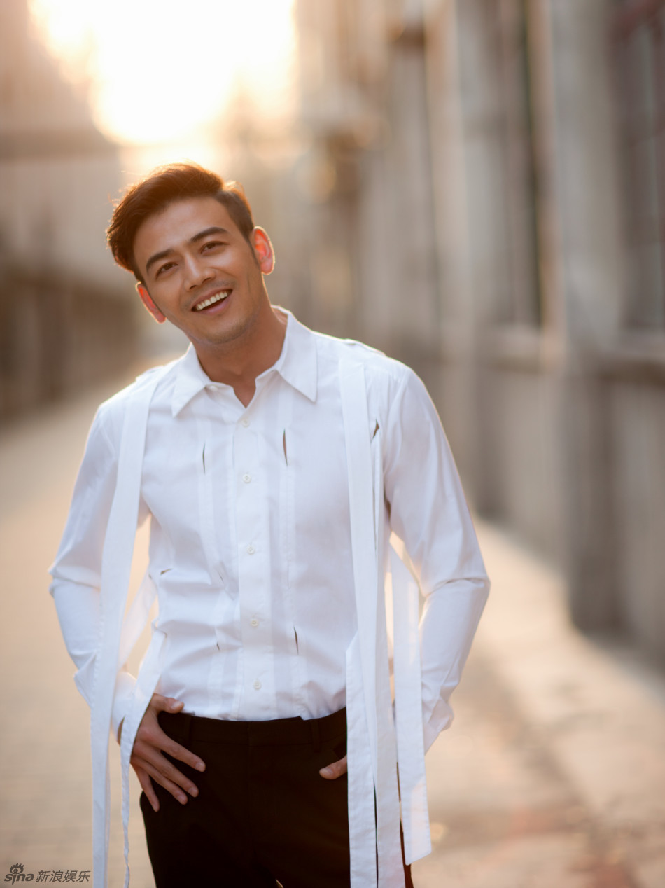 杨烁与女子深夜同回家，全程贴心照顾关系显亲密，本人已婚有俩娃