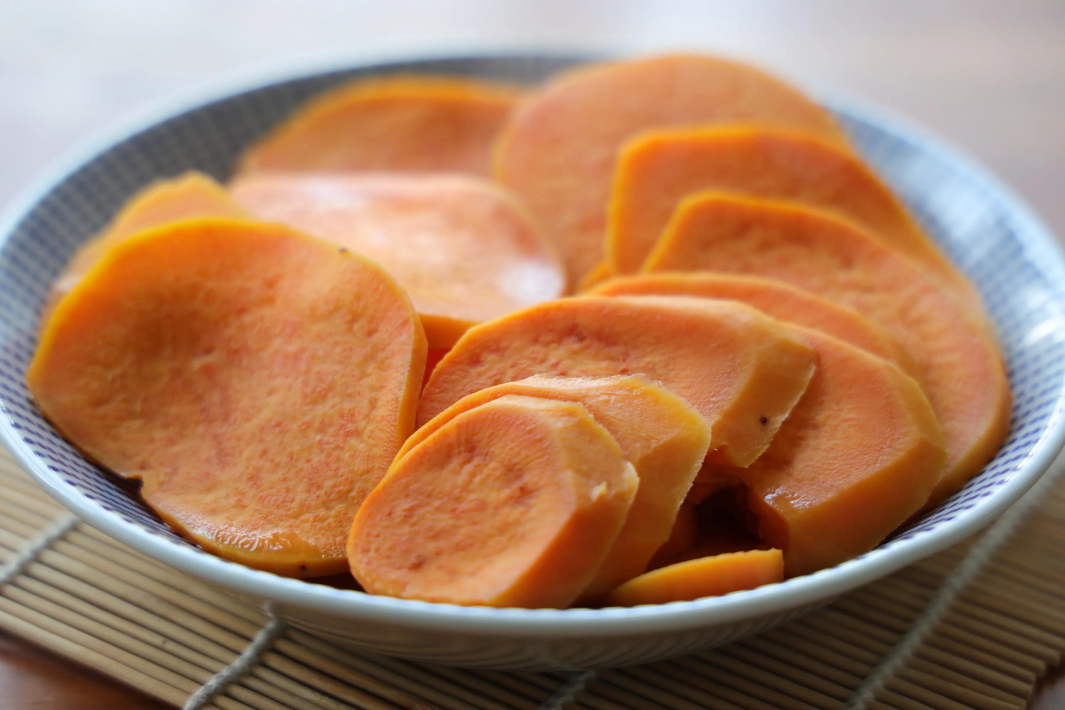 红薯别烤了，做成小零食，咬一口嘎嘣脆，不用油炸，比薯片还好吃