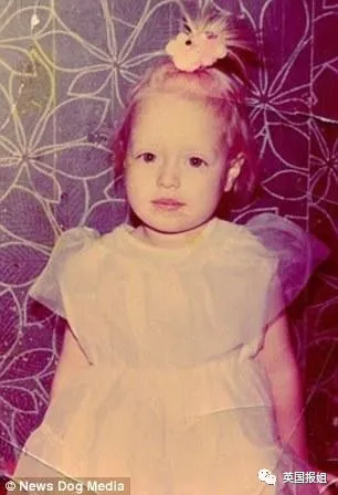 俄国美女从小被“圈养”！父母把她当活娃娃，丰胸细腰拍性感照