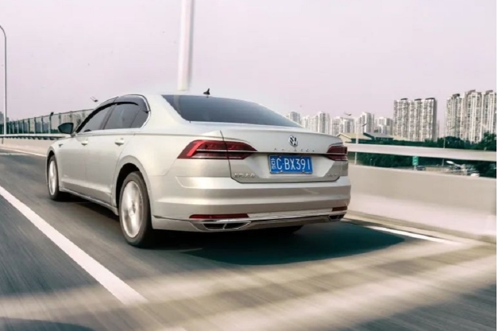 车长超5米，纵置发动机布局！试驾大众“神车”辉昂