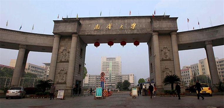 湖南各大高校校门展示，湖南大学门口为何立着两根旧石柱？