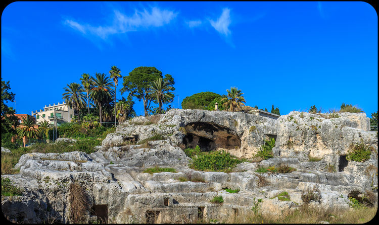 又译叙拉古,位于岛的东岸,公元前734年由希腊城邦科林斯移民所建