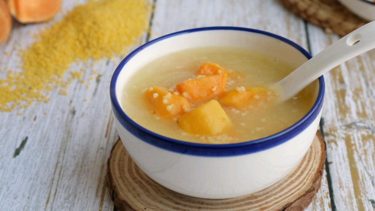 熬小米粥的时候加点红薯,营养更加丰富,养胃又滋补