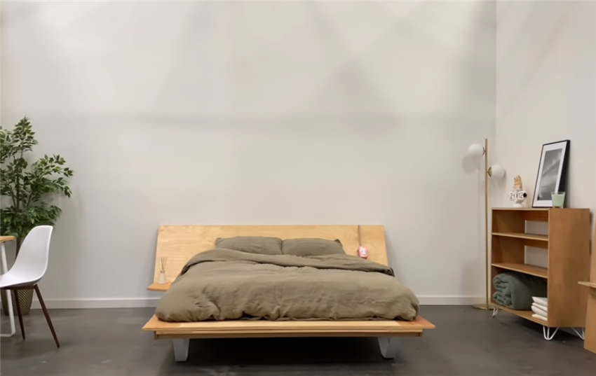 木工自己做的床头图片(男子用胶合板手工造床)