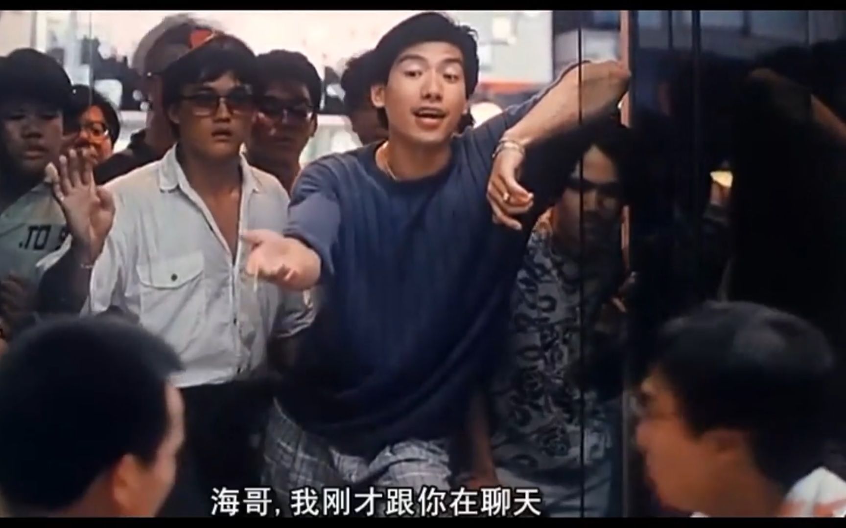 在这部1988年的老电影中，袁洁莹演女学生，林正英演警察