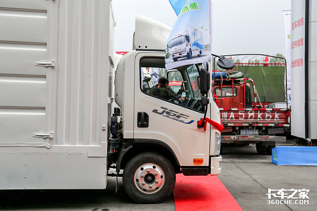 满载能跑250公里,500扭矩爬坡更猛,实拍解放j6f纯电动车