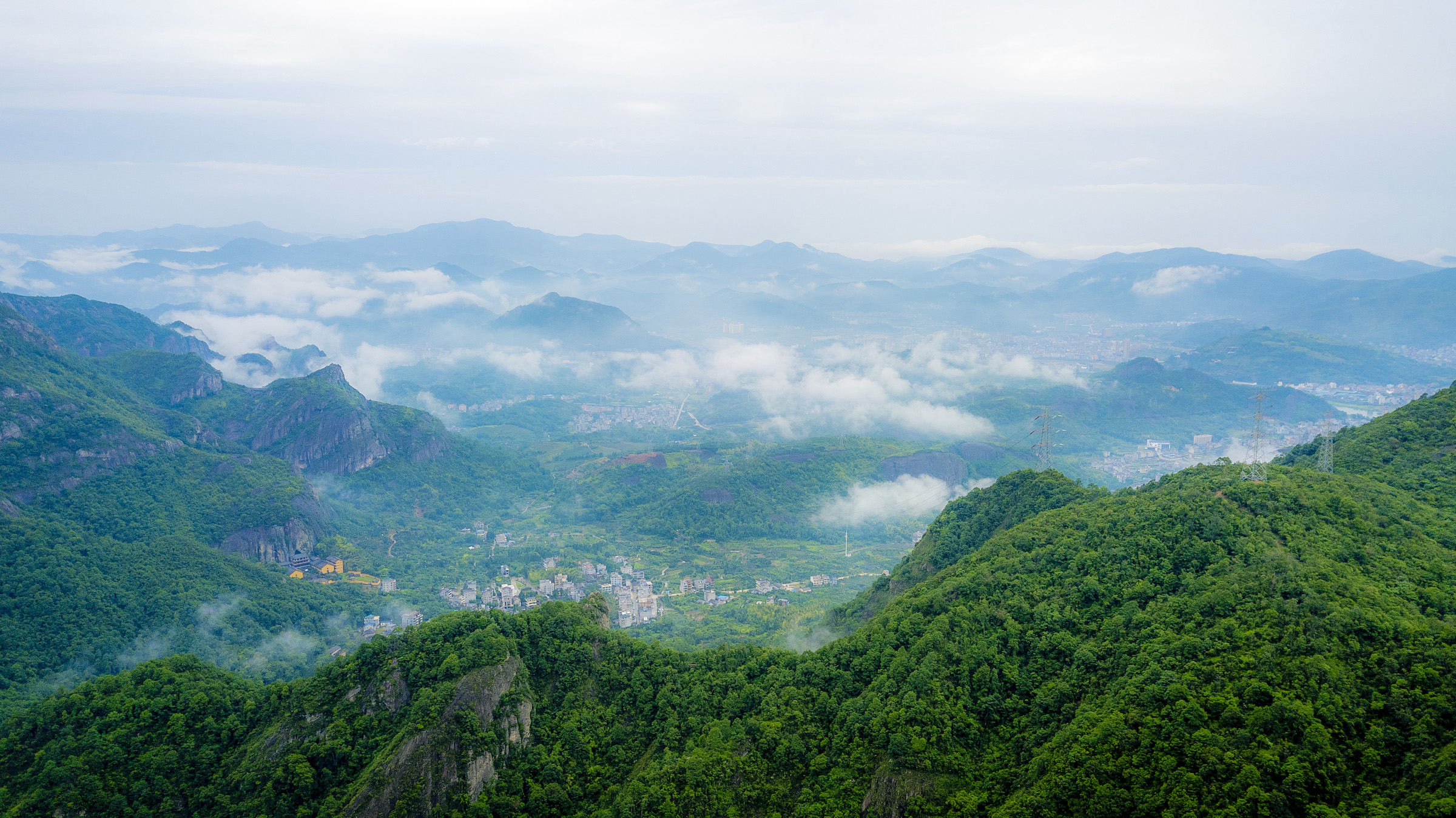 温州有座雁荡山,有山有水有乐园,简直就是避暑胜地