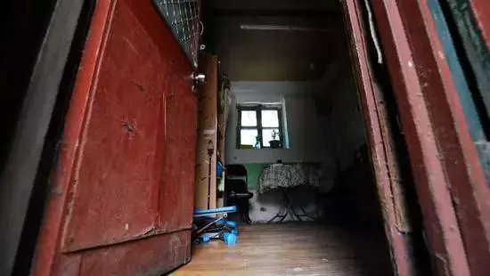 公婆、亲妈、夫妻俩住同一家，纸板隔成3间房，窄小难转身，隐私成谜