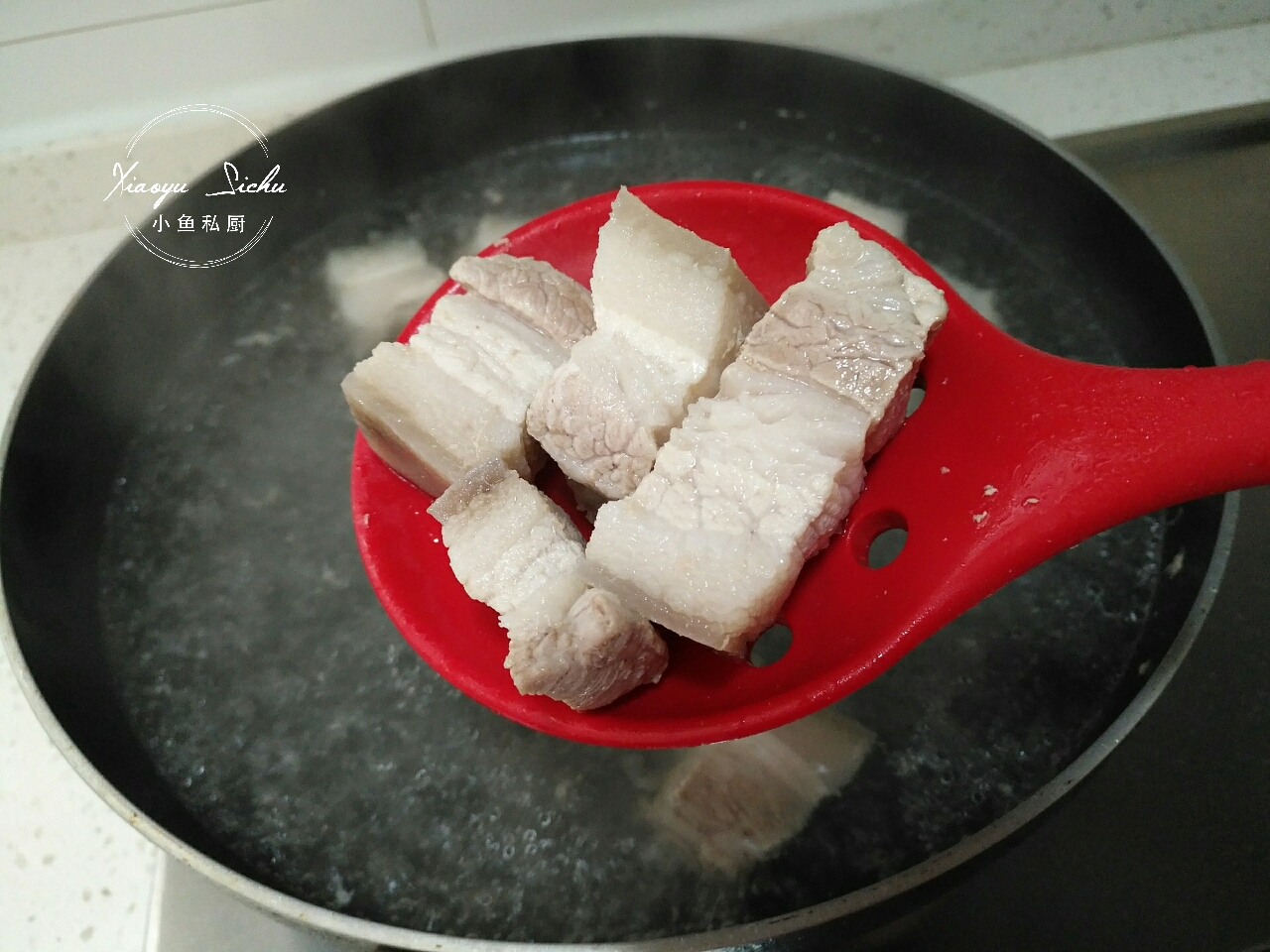 這道紅燒肉，不加一滴水，不用炒糖色，香氣四溢，一口下去香掉魂