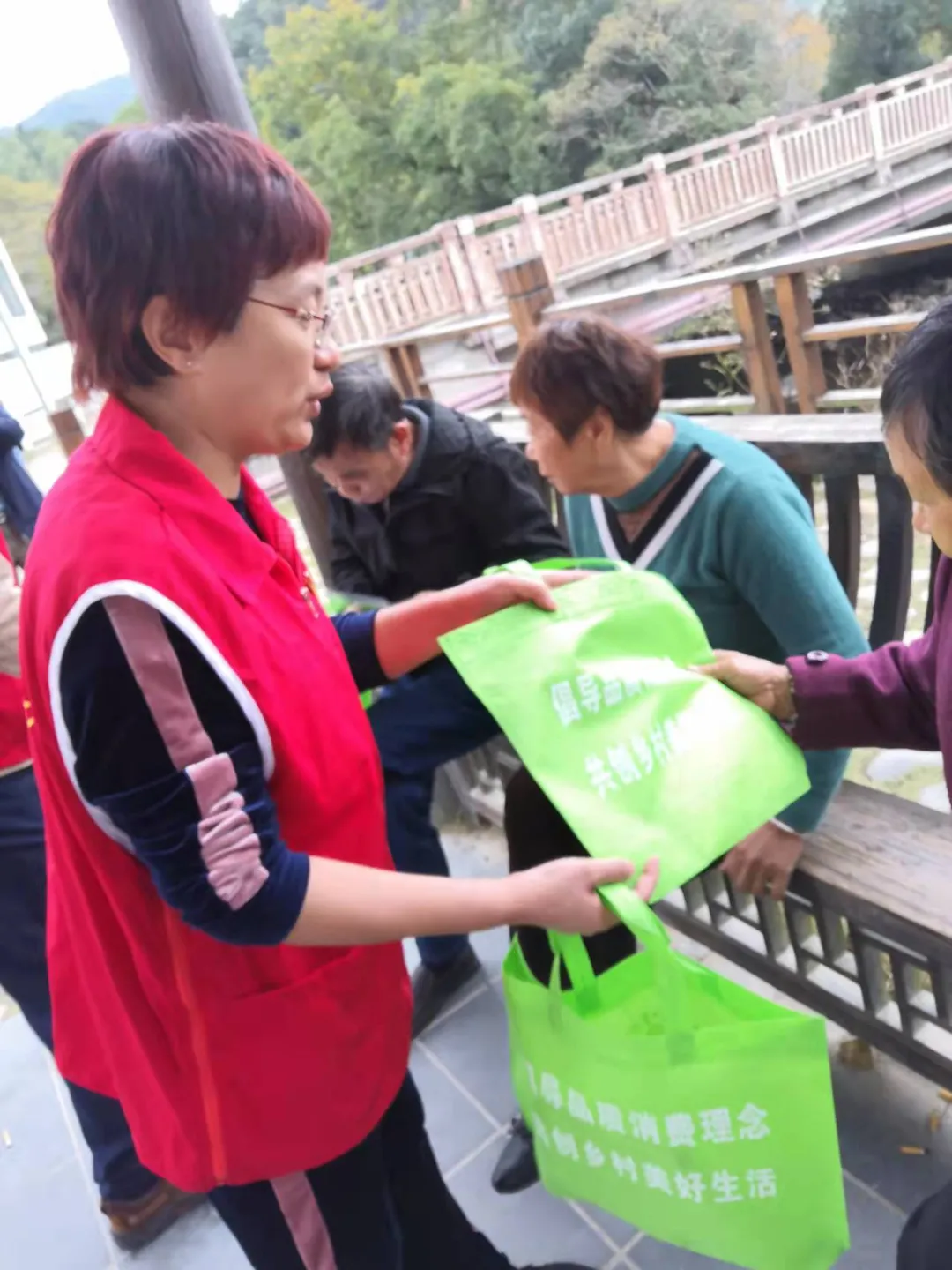 消费宣传走进九峰村