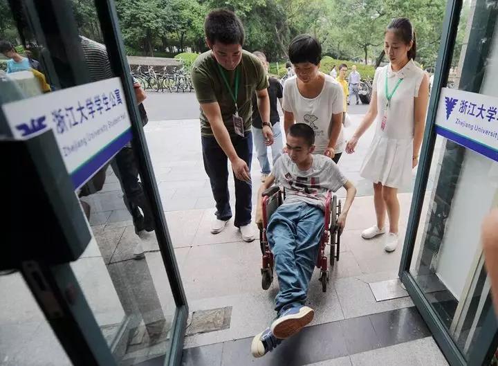 他从小瘫痪，妈妈背他上学，高考全县第四来浙大！有梦想谁都了不起！